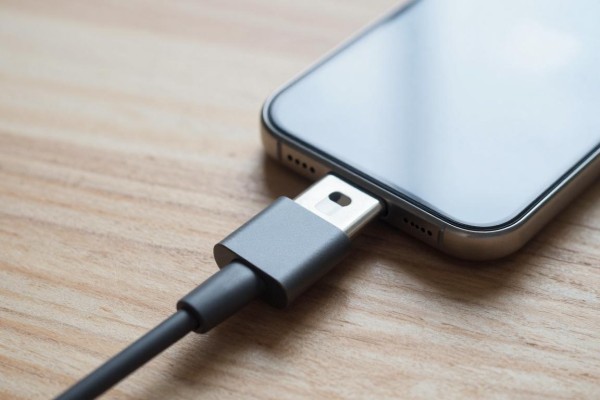 iPhone插线后根本不充电?