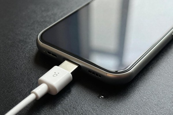 iPhone充电口有水充不上电怎么快速解决?